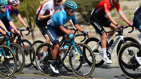 El ecuatoriano Martín López durante la Etapa 1 del Tour de Omán, haciendo su debut con el equipo Astana. 