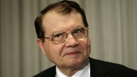 Luc Montagnier, codescubridor del virus de la inmunodeficiencia humana (VIH), durante una conferencia de prensa en el National Press Club en Washington el 8 de mayo de 2009. 