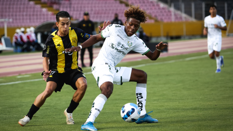 Los jugadores de Orense y Guaraní disputan una pelota durante la Fecha 2 del Grupo C de la Libertadores Sub 20, el 10 de febrero de 2022.