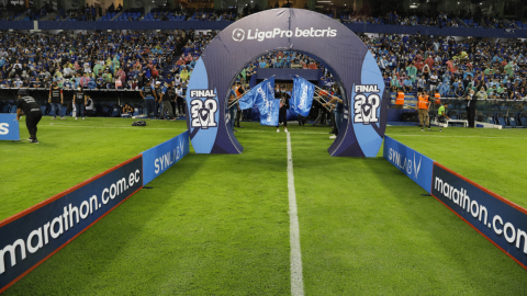 Decoraciones de la LigaPro antes de la final entre Emelec e IDV, en Guayaquil, el 12 de diciembre de 2021.