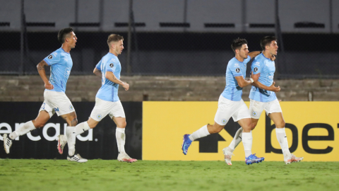 Los jugadores uruguayos festejan un gol ante Barcelona en el estadio Centenario de Montevideo, el 8 de febrero de 2022.