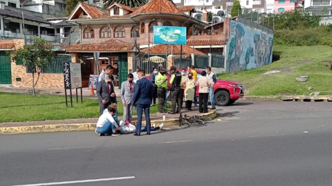 Miryam Núñez es atendida por personal médico tras un accidente en Quito, el 13 de febrero de 2022.