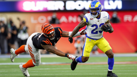 El jugador de Los Angeles Rams, Cam Akers, evade un tacle del elemento del Cincinnati Bengals, B.J. Hill, durante el Super Bowl 2022, el 13 de febrero, en California.