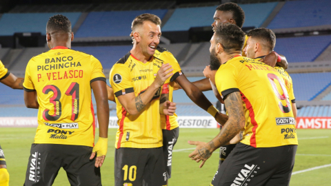 Los jugadores de Barcelona celebran el gol de Gonzalo Mastriani, en el partido ante Montevideo City Torque, en Uruguay, el 8 de febrero de 2022.