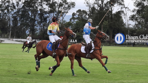 Jugadores de la selección de polo de Ecuador y Estados Unidos, en Puembo, el 12 de febrero de 2022.