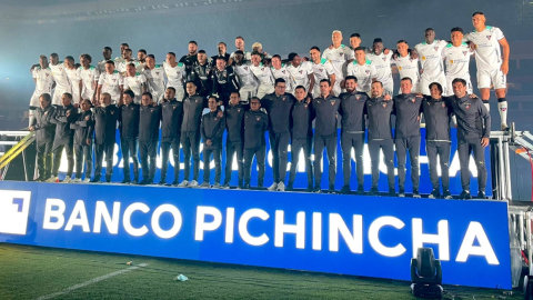 Los jugadores y el cuerpo técnico de Liga de Quito, durante la Noche Blanca, en el estadio Rodrigo Paz Delgado, el 12 de febrero de 2022.