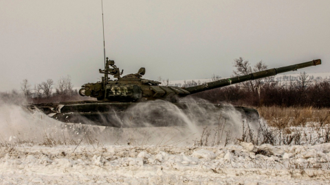 Un tanque de las fuerzas armadas rusas durante unos ejercicios militares en la región de Leningrado, Rusia, 14 de febrero de 2022.