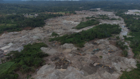 Una vista panorámica del retiro de maquinaria usada para la actividad minera ilegal en la comunidad Yutzupino, en Napo, el 18 de febrero de 2022.