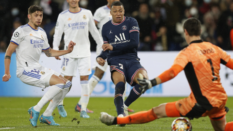 Kylian Mbappé, marcando el gol de la victoria ante el Real Madrid, en el Parque de los Príncipes, el 15 de febrero de 2022.