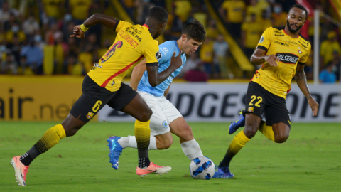 Leonel Quiñónez, de Barcelona, intenta robar una pelota en el partido ante Torque, en el Estadio Banco Pichincha, el 15 de febrero de 2022.