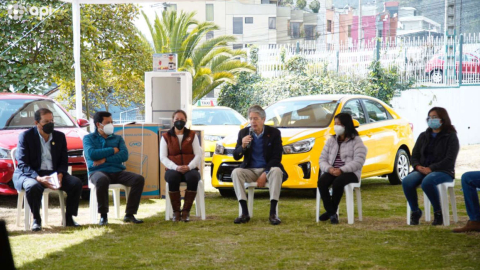 El presidente Guillemo Lasso, durante la entrega de donaciones a los damnificados del aluvión de La Gasca y La Comuna, el 16 de febrero de 2022.