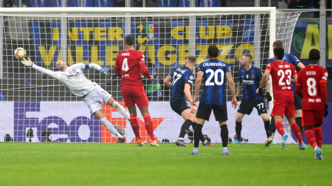 El arquero Samir Handanovic no logra detener el cabezazo de Firmino, que convierte el primer gol para el Liverpool en la victoria sobre el Inter de Milán, el miércoles 16 de febrero de 2022, por los octavos de final de la Champions League.