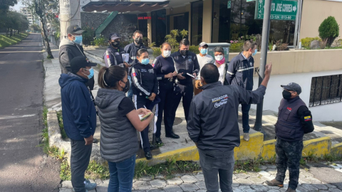 Personal de la AMT junto a funcionarios de la Federación Ecuatoriana de Ciclismo, haciendo un recorrido de la ruta del Campeonato Nacional que se correrá el domingo 20 de febrero de 2022. 