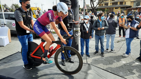 Paula Jara, del Team Banco Guayaquil, antes de la partida en la contrarreloj del Campeonato Nacional de Ciclismo, en Quito, el 18 de febrero de 2022.