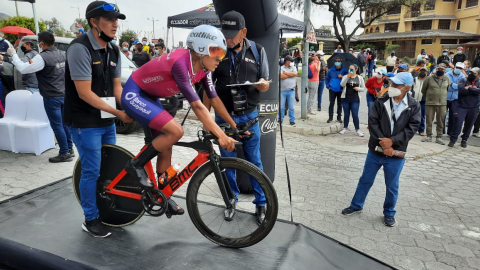 Lenin Montenegro, del Team Banco Guayaquil, antes de partir en la contrarreloj del Campeonato Nacional de Ciclismo, en Quito, el 18 de febrero de 2022.