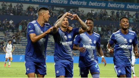 Alexis Zapata celebra con sus compañeros de Emelec el gol anotado frente a Macará en la Fecha 1 de la LigaPro 2022, el 18 de febrero.