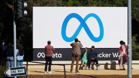 Un grupo de visitantes frente a un cartel con el logotipo y el nombre 'Meta' en Menlo Park, California, el 29 de octubre de 2021. 