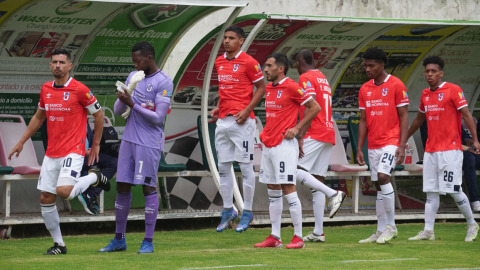 Los jugadores de la Universidad Católica, antes del partido ante el Mushuc Runa, el sábado 19 de febrero de 2022. 