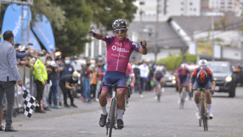 Richard Huera cruza la meta y se consagra campeón nacional de ruta, el 20 de febrero de 2022.