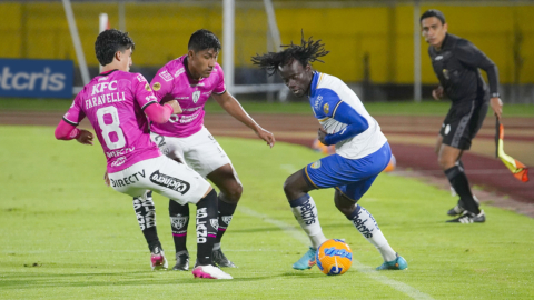 Lorenzo Faravelli de Independiente marca a Juan Carlos Paredes del Cumbayá, el domingo 20 de febrero de 2022, por la Fecha 1 de la LigaPro. 