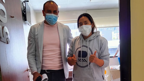 Miryam Núñez junto a Santiago Rosero, el 21 de febrero de 2022, en el Hospital Axxis de Quito.