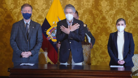 Jan Jarab, representante de la Alta Comisionada de la Naciones Unidas para los Derechos Humanos, Guillermo Lasso, presidente de la República, y Bernarda Ordóñez, secretaria de Derechos Humanos, en la presentación de la política pública para el sistema carcelario, el 21 de febrero de 2022.