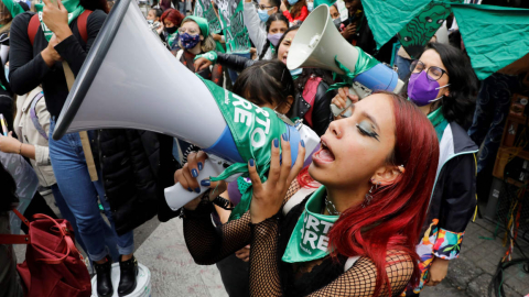 Colectivos feministas celebran frente a la Corte Constitucional, en Bogotá, la despenalización del aborto hasta las 24 semanas de gestación, en Colombia