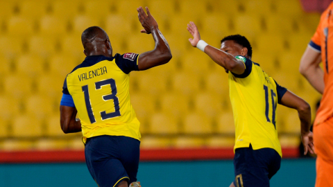 Enner Valencia (izq) y Gonzalo Plata celebran en el partido de Ecuador ante Bolivia, en el estadio Banco Pichincha, en Guayaquil, el jueves 7 de octubre de 2021.