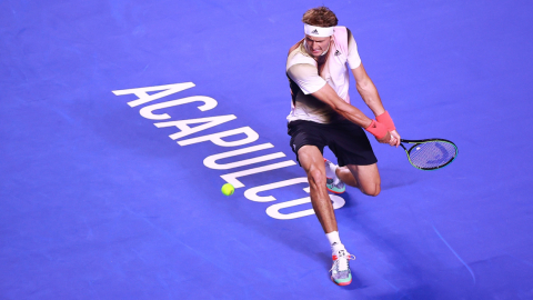 El tenista alemán Alexander Zverev de Alemania devuelve una pelota a estadounidense Jenson Brooksby en su partido del partido del Abierto Mexicano de Tenis disputado este lunes 21 de febrero en Acapulco. 