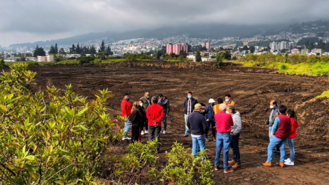 Funcionarios del Municipio en el parque Bicentenario, el 22 de febrero de 2022.