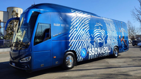 El bus del Napoli, con la imagen de Maradona, en Nápoles, el 23 de febrero de 2022.