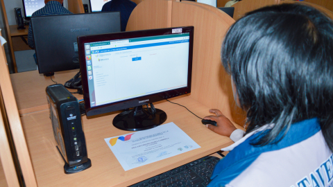 Estudiante usando una computadora con acceso a Internet.