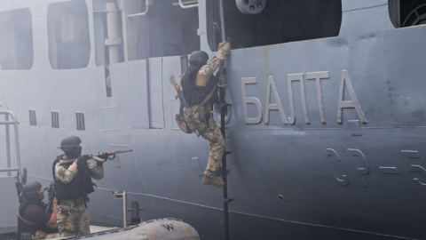 Fuerzas de operaciones especiales de la Armada ucraniana, a bordo del buque de desmagnetización Balta, en el puerto del Mar Negro de Odessa. 