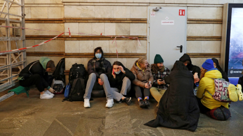 Un grupo de personas se refugia en una estación de metro, después de que el presidente ruso Vladimir Putin autorizara una operación militar en el este de Ucrania, en Kiev, Ucrania, el 24 de febrero de 2022. 