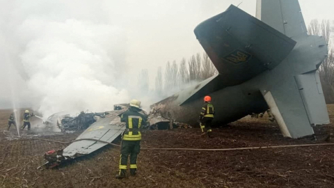 Rescatistas trabajan en la zona donde se estrelló un avión de las Fuerzas Armadas ucranianas que, según el Servicio Estatal de Emergencias, fue derribado en la región de Kiev, el 24 de febrero de 2022.