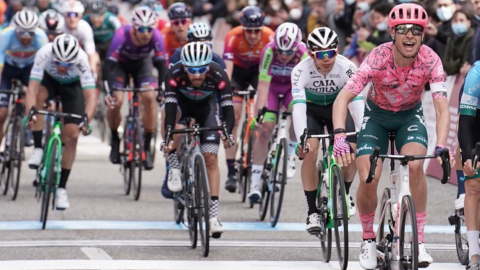 Magnus Cort Nielsen, celebrando su victoria en la primera etapa de la Vuelta a Galicia, el 24 de febrero de 2022.