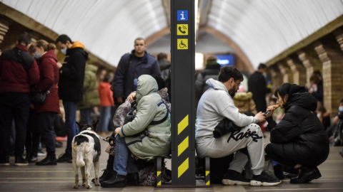 Ciudadanos ucranianos se refugian en la estación de metro de Kiev, tras la alarma de las sirenas antiaéreas, el 24 de febrero de 2022.