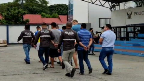 Ocho personas son llevadas al Cuartel Modelo de la Policía en Guayaquil, tras ser detenidas el 23 de febrero de 2022, por contaminar contenedores con droga.