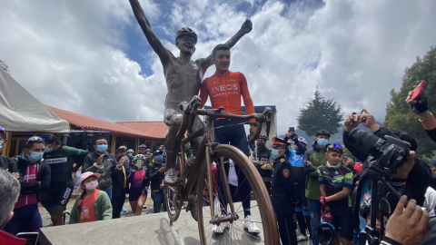 Richard Carapaz, el viernes 25 de febrero de 2022, junto a la estatua que le entregó el Municipio de Tulcán y que permanecerá en la casa de sus padres en La Playa (parroquia El Carmelo). 