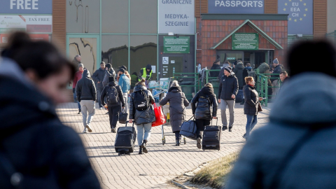 Miles de personas que huyen del ataque ruso en Ucrania llegan a la ciudad fronteriza de Medyka en Polonia, el 26 de febrero de 2022. 