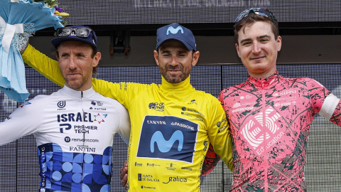 Alejandro Valverde (centro) festeja en el podio su título en la Vuelta a Galicia, el 27 de febrero de 2022.