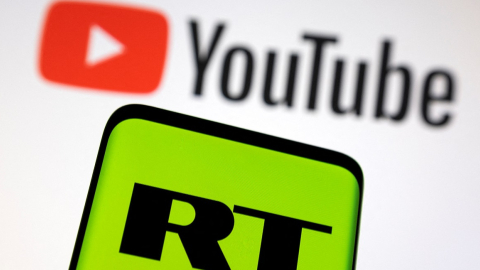 Logos de Youtube y del canal RT, luego de la sanción impuesta al portal ruso, 26 de febrero de 2022.