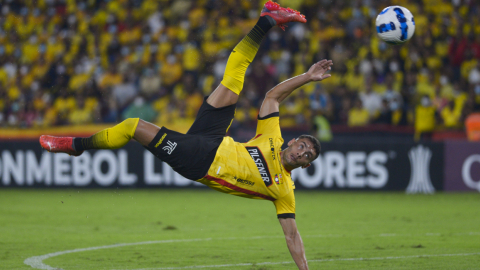 Emmanuel Martínez de Barcelona patea un balón en un partido de la Copa Libertadores entre Barcelona SC y Universitario de Deportes, el 23 de febrero de 2022, en el estadio Banco Pichincha.