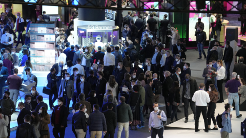 Vista de uno de los pabellones del Mobile World Congress, la mayor feria tecnológica del mundo que se celebra en Barcelona (España), el 1 de marzo de 2022.