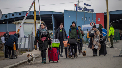 Estudiantes ecuatorianos cruzan de Ucrania a Eslovaquia, por Vysne Nemecke, el 1 de marzo de 2022.