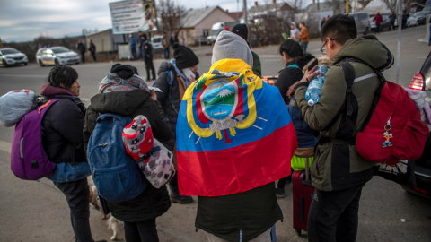 Estudiantes ecuatorianos cruzan de Ucrania a Eslovaquia, por Vysne Nemecke, el 1 de marzo de 2022.