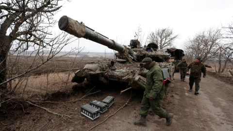 Separatistas prorrusos caminan cerca de un tanque abandonado en la región de Donetsk, en Ucrania, el 1 de marzo de 2022.