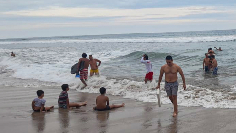 Turistas disfrutando del feriado de Carnaval en el balneario de Salinas, provincia de Santa Elena, el 27 de febrero de 2022.