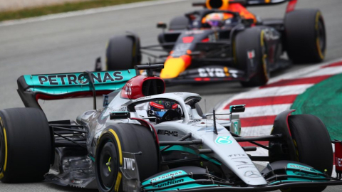 George Russell, piloto de Mercedes, delante del campeón actual de la F1, el neerlandés Max Verstappen durante la pretemporada 2022.