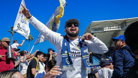 Hincha del LA Galaxy, de la MLS, durante un partido de fútbol, el 27 de febrero de 2022.